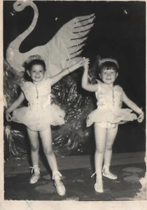 OLD VINTAGE PHOTO CUTE  LITTLE  DANCERS GIRLS  PRETTY BALLERINAS 1950's  - Picture 1 of 2