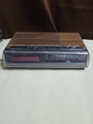 Vintage Emerson FM/AM  Electronic Digital Clock Radio - RED5520A. Battery Backup - Image 1 of 4