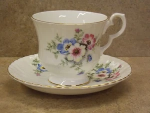 "ROYAL WINDSOR" FINE BONE CHINA! TEA CUP & SAUCER! GREAT SHAPE! - Picture 1 of 4