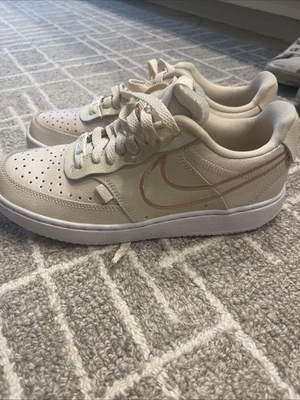 Tênis Nike feminino xadrez neutro e rosa  - Imagem 1 de 4