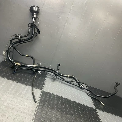 Conjunto de cuello de llenado de tanque de gasolina Infiniti QX80 2011-2017 FABRICANTE DE EQUIPOS ORIGINALES Foto 1 de 4