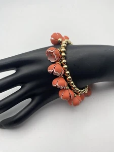 De colección. Pulsera con cuentas tono coral brillante flor tono dorado - Imagen 1 de 5