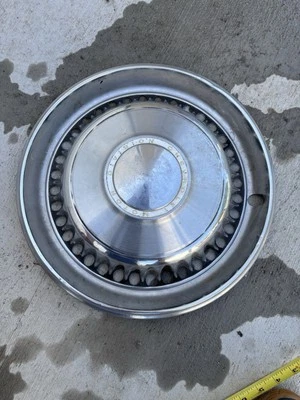 Cubierta de rueda tapacubos Chevrolet Motor Division 1968-1970 Chevy Nova e Impala 14" Foto 1 de 4