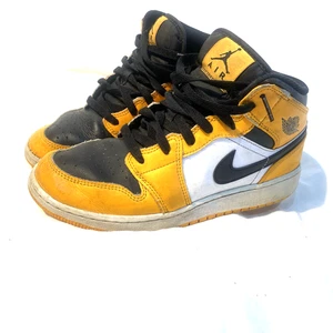 Air Jordan 1 Mid Taxi punta gialla rovesciata 554725-701 taglia 6 anni (uomo 6/donna 7) - Foto 1 di 16