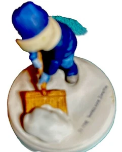 1986 Avon Jesse Wilcox Smith Porcelain Figurine "Christmas - A Winter Snow" - Picture 1 of 8