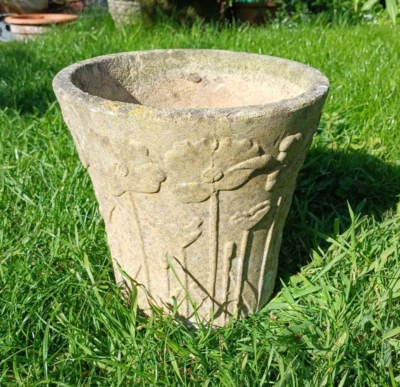 Vaso de plantas estampado com flor de pedra reconstituída da década de 1970 - Imagem 1 de 4