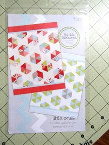 Edredones de niño y niña con patrón de edredón "Little Ones" de flores de dedal 36" x 48" - Imagen 1 de 2