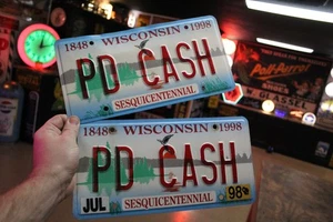 ESCASO JUEGO DE PLACAS DE METAL EN RELIEVE TOCADOR EN EFECTIVO PAGADO WISCONSIN 1998 CHAPADO - Imagen 1 de 16