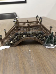 DEPT 56 VILLAGE ACCESSORY BATTERY LIGHTED "FIELDSTONE FOOTBRIDGE" Read - Picture 1 of 24