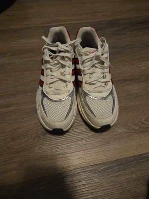 Se trata de una zapatilla Adidas Eclyptix 2000 en color blanco, rojo y plateado. Foto 1 de 4