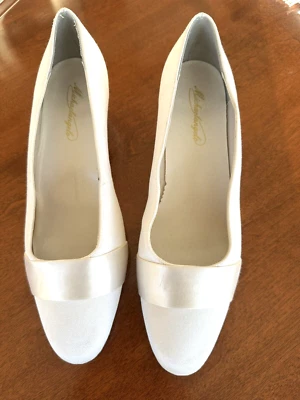 Zapatos de salón de boda David's Bridal, 9 M, Michaelangelo, tacón bloque de 1", blanco teñable Foto 1 de 4