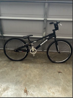 Bicicleta BMX 24 pulgadas YESS negra y amarilla Foto 1 de 3