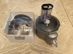Accesorio procesador de alimentos KitchenAid para batidora de pie con almacenamiento. Estuche KSM2FPA - Imagen 1 de 8