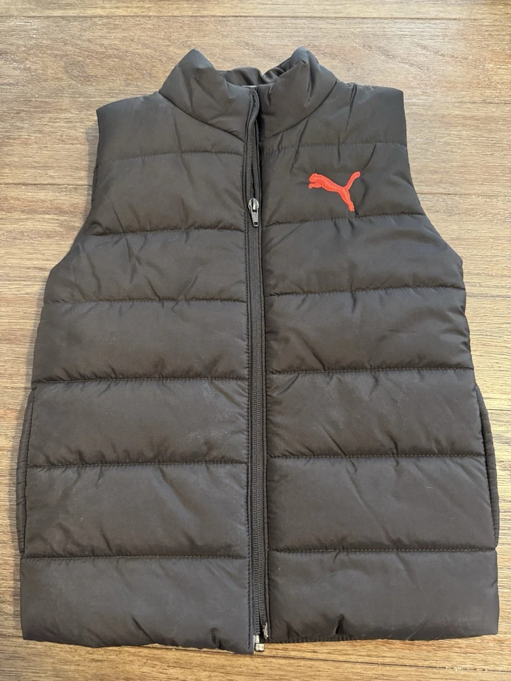 Chicos Puma Chaleco Hinchado Chaqueta Talla 7-8 Negro Excelente Estado Foto 1 de 1
