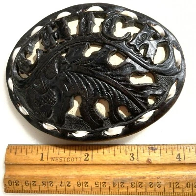 Hebilla de cinturón de cuero blanco y negro de Lavender 1995 tiene la palabra CHICK Foto 1 de 3