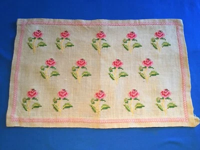 Napperon rectangulaire ancien ou dessus de plateau, broderies de roses ... - Photo 1/3