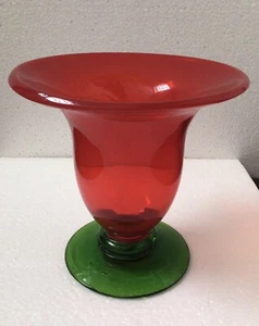 Jarrón de vidrio artístico soplado a mano de colección rojo rubí con base verde esmeralda 6 pulgadas de alto - Imagen 1 de 7