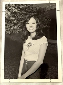 Foto vintage anni 70 ragazza asiatica in posa immacolata junior college Washington DC 5X7 - Foto 1 di 5