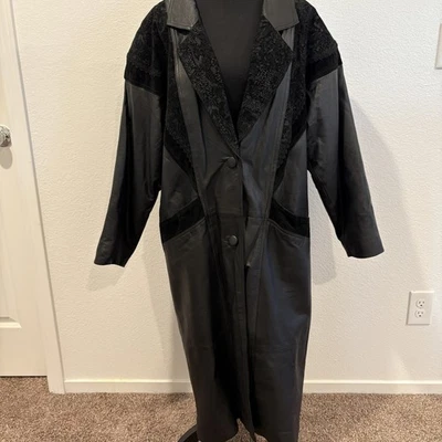 Abrigo de cuero Comint para mujer pequeño negro retazos en relieve chaqueta larga Foto 1 de 4