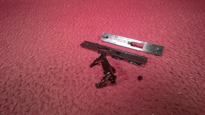 HO TYCO #638 STEAM ENGINE - BRAKE DETAIL, BOTTOM PLATE, BROKEN HANGER - Image 1 of 4