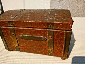 VINTAGE EMBOSSED COPPER & BRASS & WOOD TEA CADDY / CHEST / STORAGE BOX - Picture 1 of 8