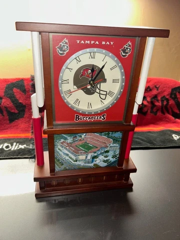 2004 Tampa Bay Buccaneers Official NFL Merchandise Danbury Mint Goal Post Clock Cover