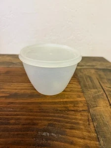 Vintage kleine Tupperware Schüssel mit Deckel 4' hoch 3' breit   - Bild 1 von 4