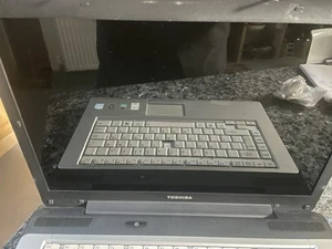 Toshiba Equium A200-1V0 15.4" (120GB, Intel Pentium Dual-Core, 1.46GHz, 2GB)... - Picture 1 of 6