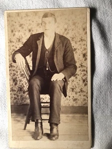 "Tarjeta de gabinete rara inusual e extraña ""JOVEN GIGANTE EN SILLA""" - Imagen 1 de 4