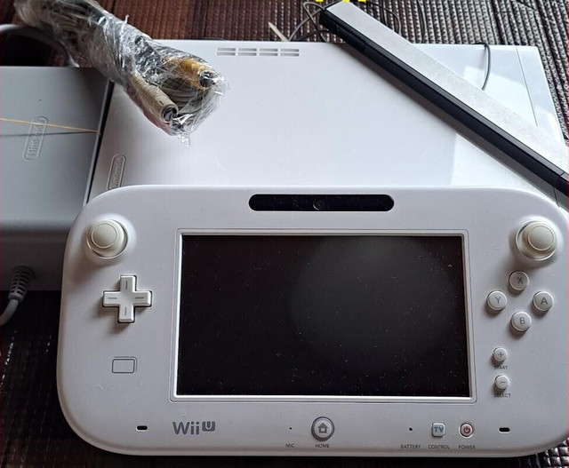 Nintendo Wii U GamePad - White (Renewed)