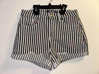 Pantalones cortos de tiro alto Almost Famous talla 5 a rayas blancas y negras para mujer Foto 1 de 4