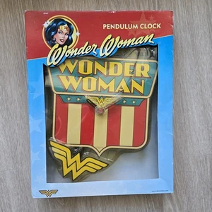 Reloj de péndulo Wonder Woman de DC Comics de colección nuevo en caja - Imagen 1 de 8