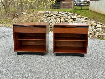 PAR de Mesitas de Noche John Kapel para Glenn of California Esculpidas de Nogal y Negro Foto 1 de 4