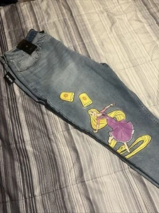 Hot Topic x Disney Tangled Rapunzel & Pascal Mom Jeans Übergröße 16 neu mit Etikett - Bild 1 von 7