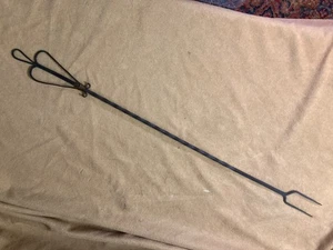 Horquilla de 2 puntas vintage forjada a mano de 23,25" con tapa en forma de corazón, primitiva - Imagen 1 de 5