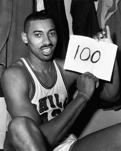 WILT CHAMBERLAIN 光面 8 x 10 照片 '100 点游戏' 打印费城勇士队 — 第 1/1 张图片