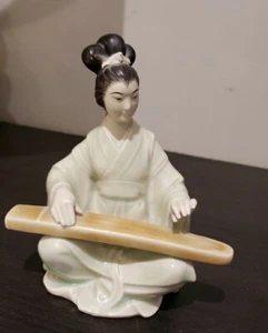 Estatuilla de escultura de estatua de porcelana reproductor japonés Koto. - Imagen 1 de 7