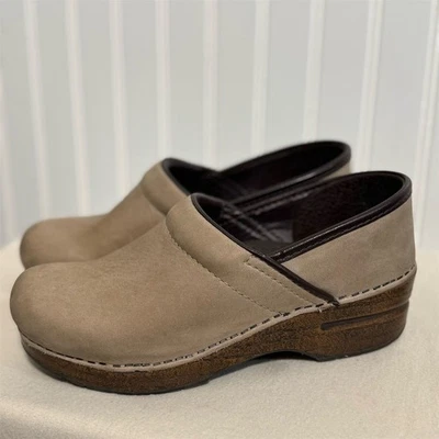 Zuecos de cuero Dansko 38 EE. UU. 7,5-8 mulas color topo grie madera aspecto tacón profesional Foto 1 de 4