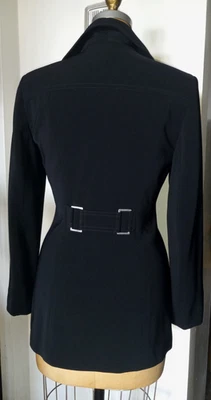 MUITO ELEGANTE! JAQUETA BLAZER VINTAGE BEBE PRETA PRATA FIVELA TRASEIRA TAMANHO 6 - Imagem 1 de 4