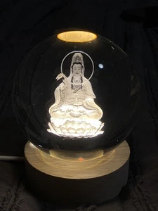 Kwan Yin Guanyin Kristallkugel Glaskugel Lasergravur mit LED Lichtstativ - Bild 1 von 5