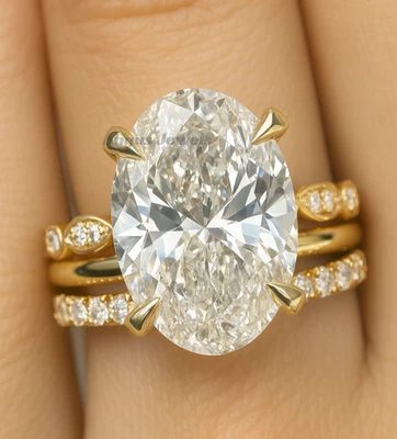 Juego nupcial de diamantes cultivados en laboratorio ovalados de 5 quilates | Compromiso y banda de oro amarillo sólido de 14 quilates Foto 1 de 4