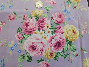 RESTSTÜCK 29"Lx42"W "Quilt Gate" #RU2270-11 / Lavendel Hintergrund mit großen Rosen, NEU - Bild 1 von 5