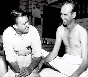 1952 AP Wire Foto Trainer & Arzt untersucht Cincinnati Reds Ewell Blackwell - Bild 1 von 2