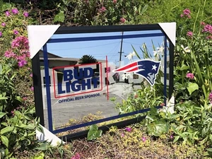 Bud Light NFL New England Patriots Fútbol Bar de Cerveza Espejo Hombre Cueva Pub Nuevo - Imagen 1 de 4