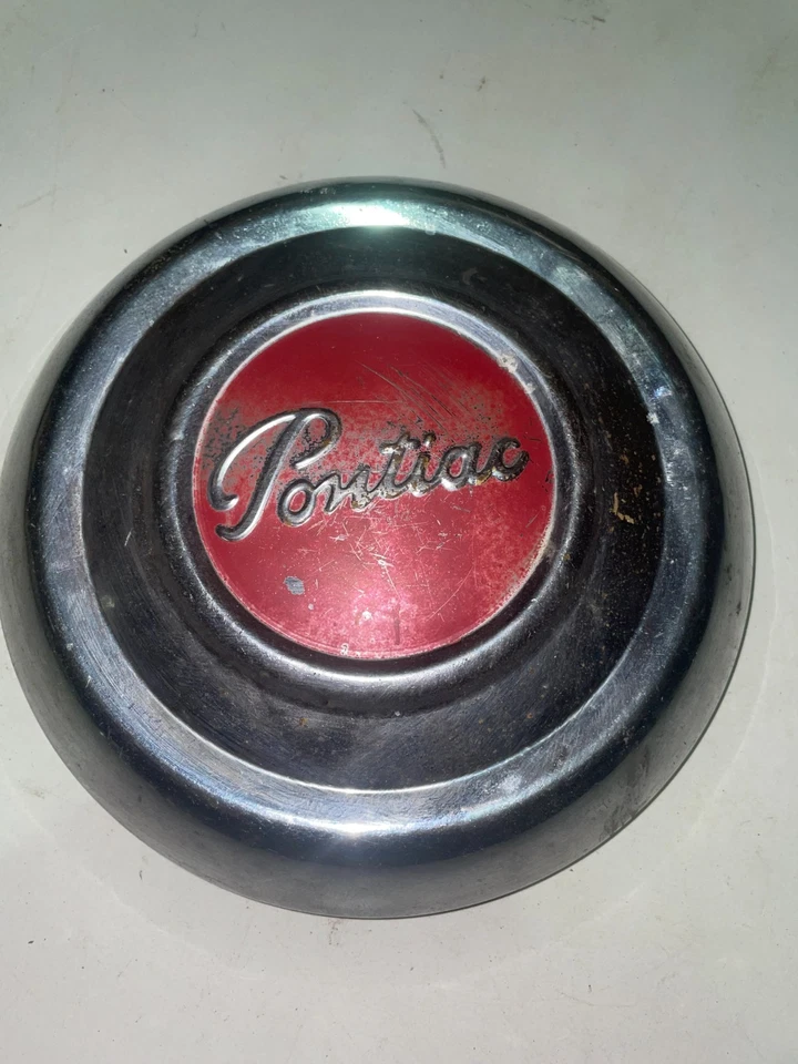 (1) 1951 - 1954 Pontiac Catalina Chieftain Streamliner Dog Dish Hubcap - Image 1 of 3
