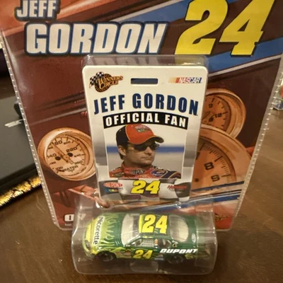 Jeff Gordon #24 NASCAR Nicorette 1/64 Diecast Car con Tarjeta Oficial de Fan 2007 NUEVO Foto 1 de 2