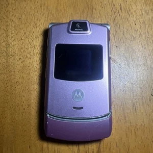 Motorola RAZR V3m - Pink and Silver ( Verizon ) Very Rare Flip Phone - Bundled - Picture 1 of 2