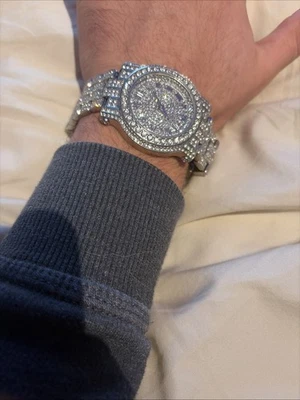 Reloj de cuarzo grande con diamantes circonitas Foto 1 de 4