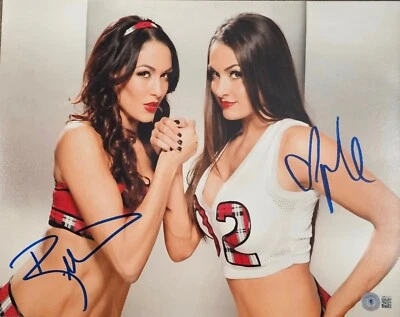 Foto firmada por Nikki & Brie The Bella Twins WWE 11x14 certificado de autenticidad BAS HOT imagen automática Foto 1 de 4
