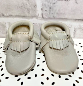 Frenshly Picked Newborn Size 0 Flats Moccasins Gray Tan Beige Greige EUC - Picture 1 of 3